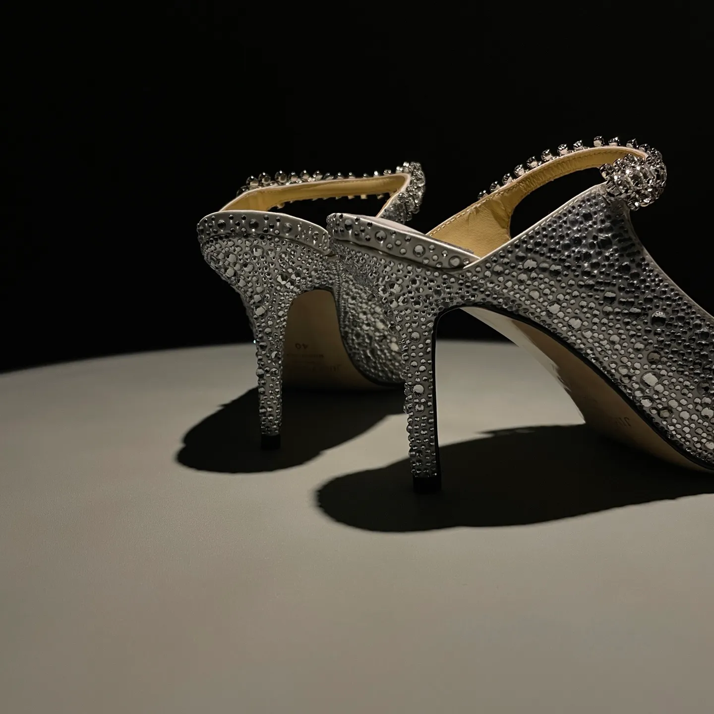💕💕Factory direct selling price p680💕💕Jimmy Choo/Jimmy Choo classic diamond chain, pointed toe high-heeled slippers, crystal slippers, superb crystal slippers, so beautiful that you can’t take your eyes away. The shape of the shoes is very delicate, not too narrow and long, and the internal space is enough to allow the toes to relax enough. The rhinestones outline a charming arc on the instep, which is simply beautiful. It has a 360-degree surrounding fairy atmosphere, gorgeous but not exaggerated! ! The fabric is made of original customized material. The lining and toes are made of imported sheepskin. Customized A-grade Italian cowhide genuine leather sole. Heel height: 6.5cm 8.5cm Size: 35-39 (34/40/41/42/43 customized)
